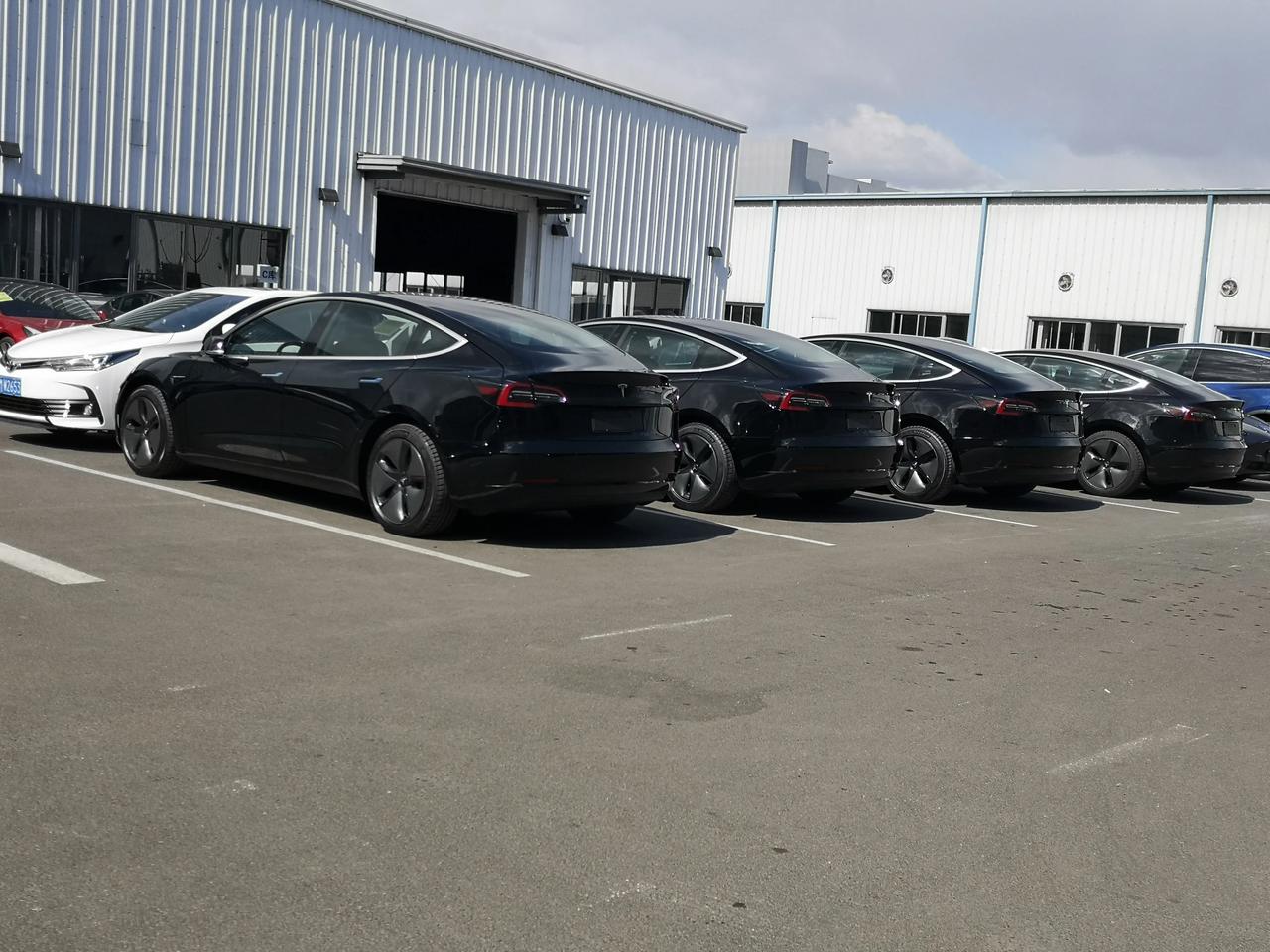 特斯拉又双叒降价了，很明显这是一波准备清库存的时候，为新款上市开路，
新款预计采