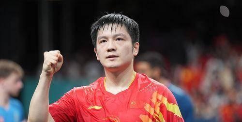 最喜欢的男乒乓球运动员就是樊振东，他是赛场上的“六边形战神”，球风凌厉，实力顶尖