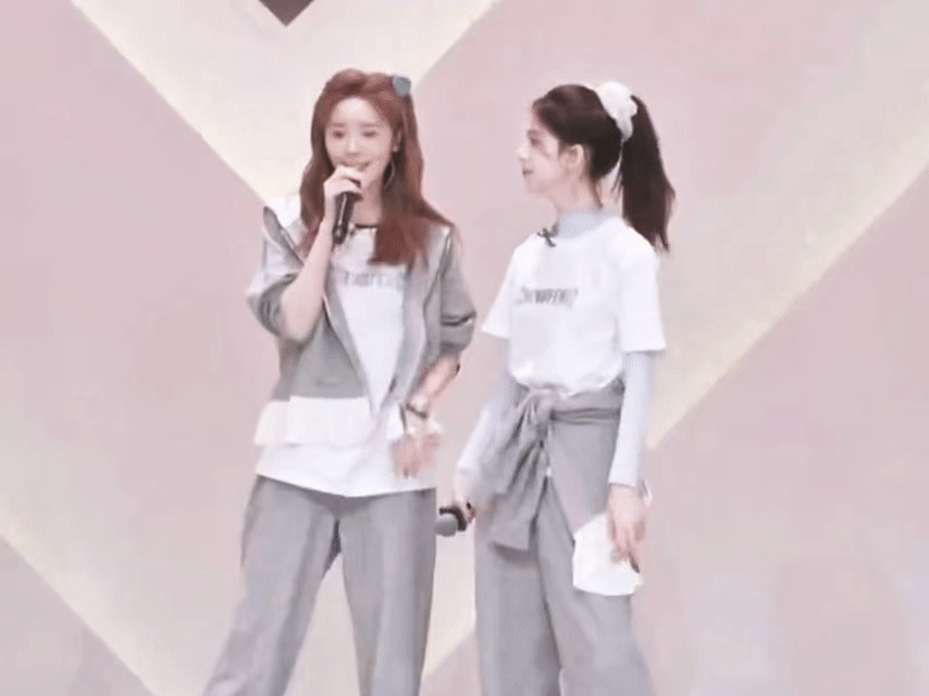 浪姐一公小考，瑶台月下同框合体！有搂腰有搭肩，两位姐姐实在养眼！张月陈瑶双人开场