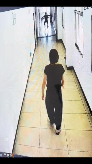 男子用这种怪异的方式走路，谁看了都会害怕！
怪不得这名女子会吓得靠在墙上不敢动？