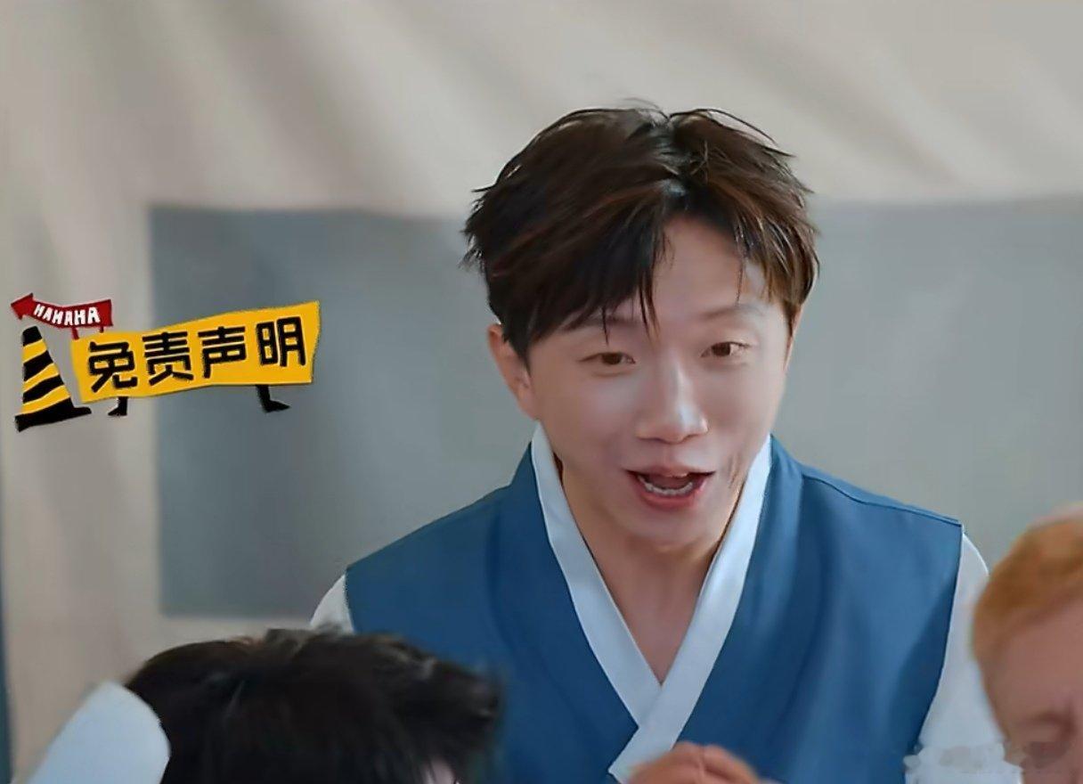鹿晗刚抬腿就疼出了声鹿晗这柔韧度是认真的吗 真的是人类的悲欢并不相通，鹿晗在那疼