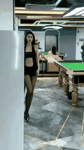 现在的台球厅的招聘条件是不是非常高啊？
看现在的员工，要个头有个头，要身材有身材