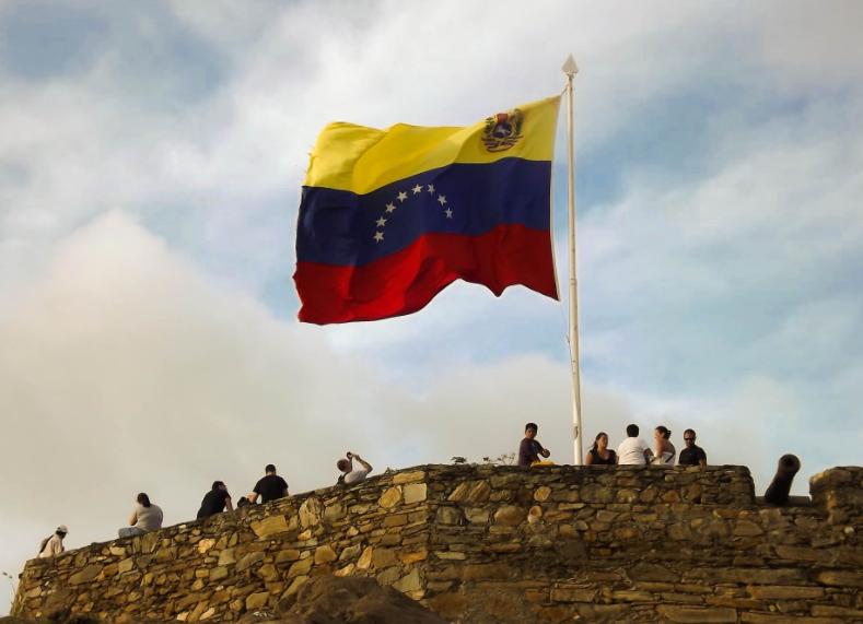 马杜罗被美国绑架，英国媒体人抛出一个让欧洲西方人“惊叹”的观点。

美国大兵直接