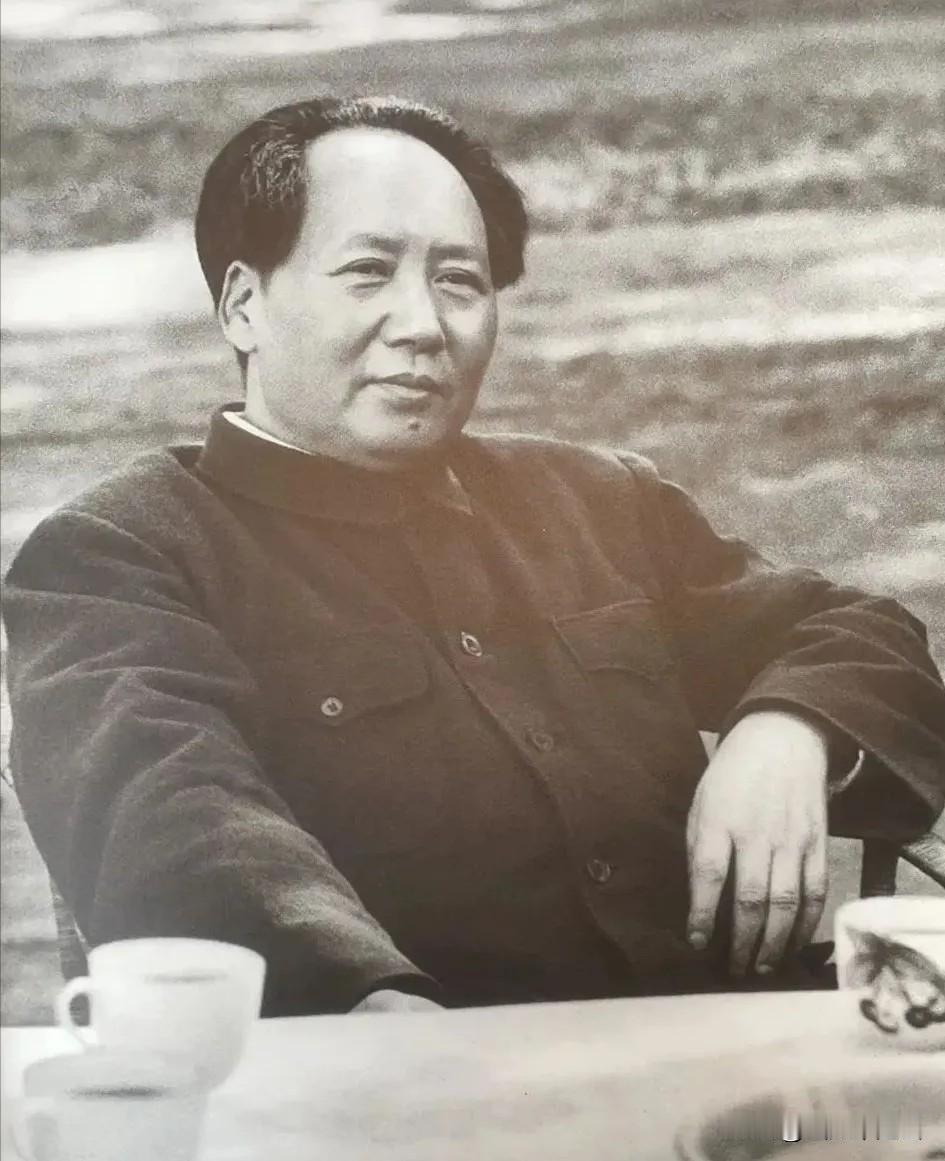1950年，西方记者刁难发问：“你们废除旧条约算不算不讲信用？”全场安静，毛主席