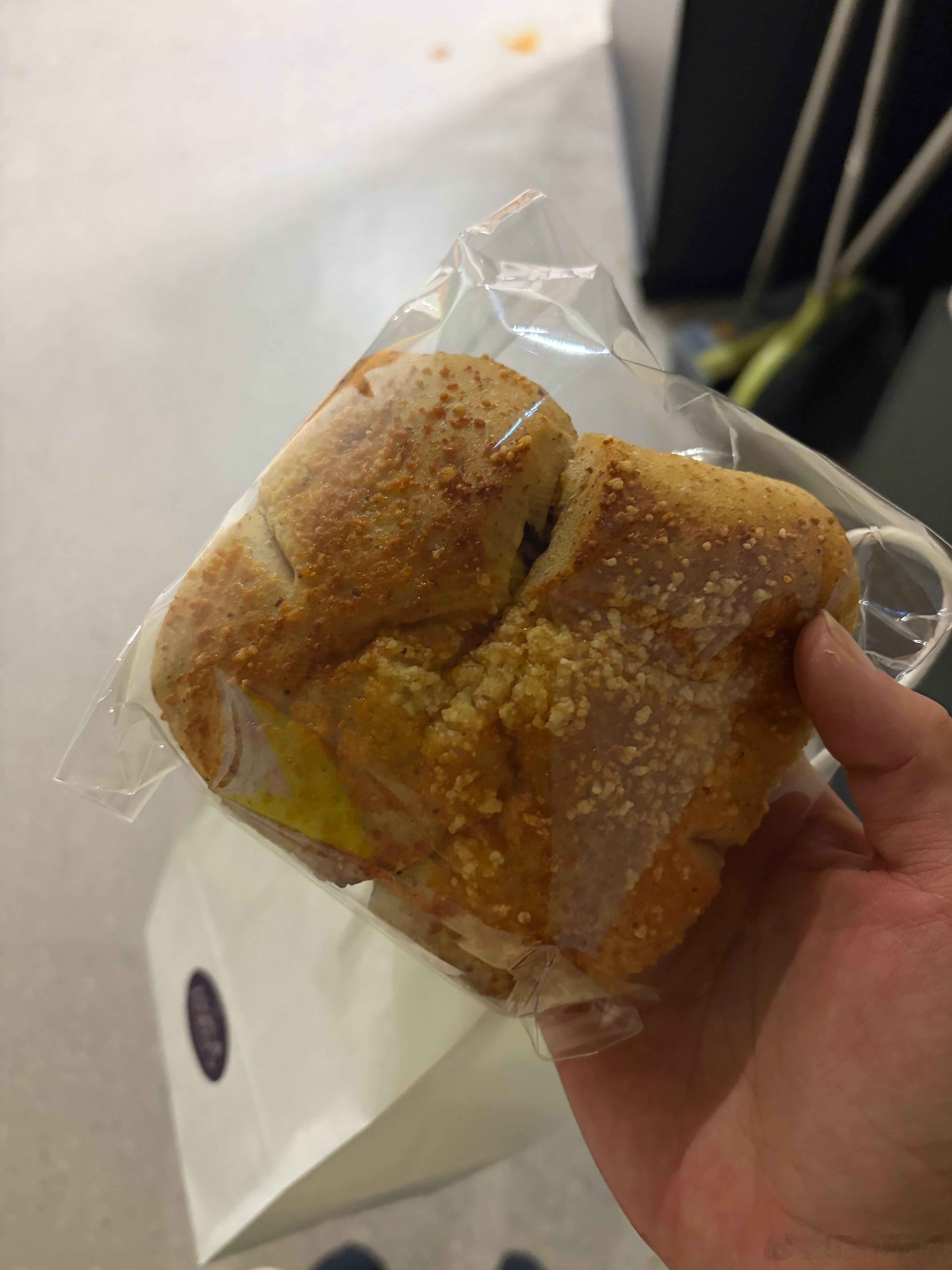 搭子给的牛肉面包今天有点不消化啃完烧饼和鸡蛋就饱了 ​​​