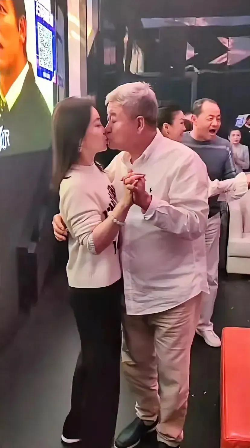 爱情不分年龄，可以看得出，二人彼此非常恩爱！
