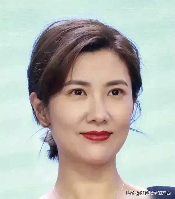 边潇潇确实是那种脸蛋自然又漂亮的大美女，她肤白貌美，眼神有魅力，身材也性感动人，