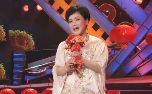 李谷一在24岁那年嫁给了音乐老师金铁霖，但两人一直没能生育。后来，他们决定分开，