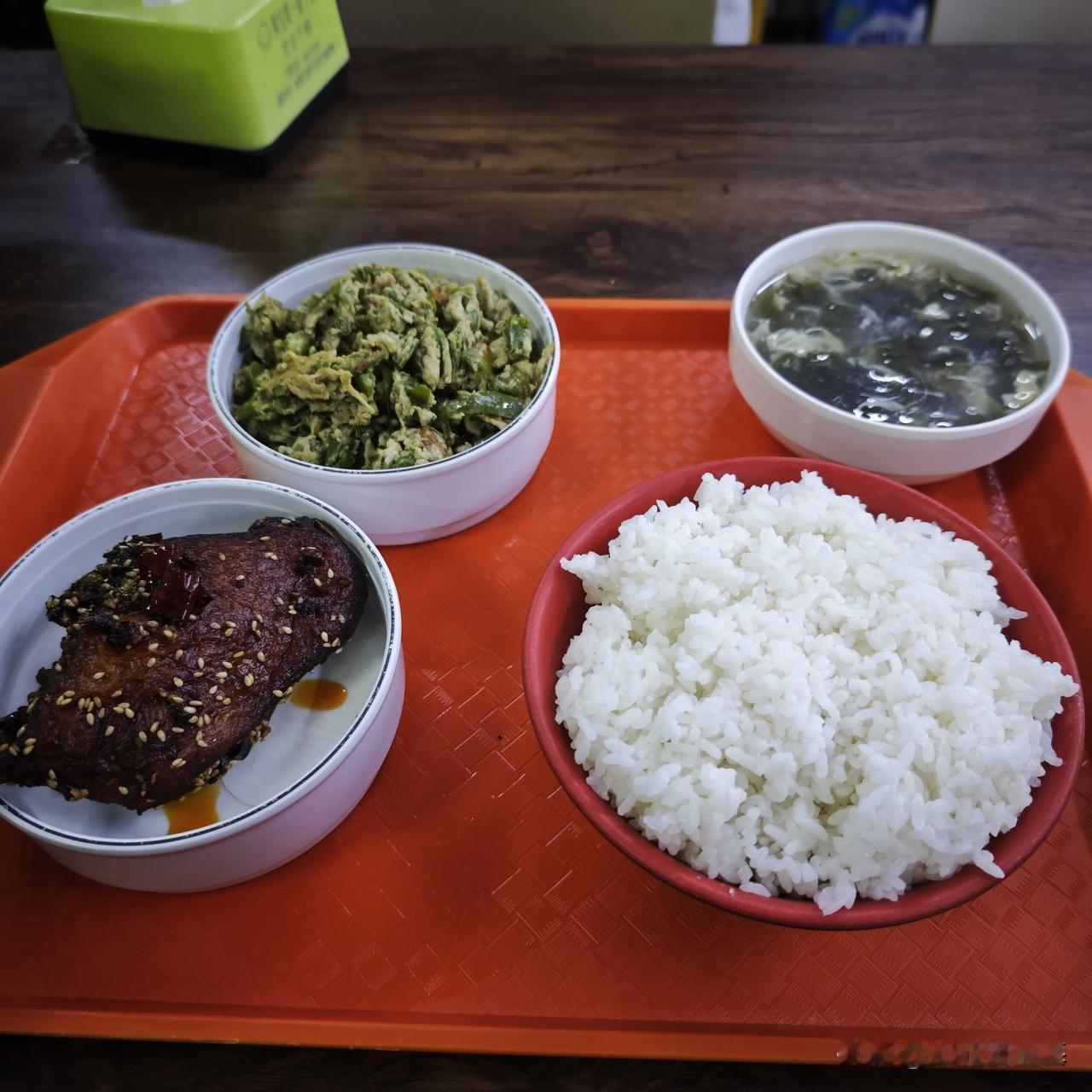 开饭了，青椒鸡蛋，鸭腿，一碗米饭，一碗汤，18元。坐标青岛。价格还行么？