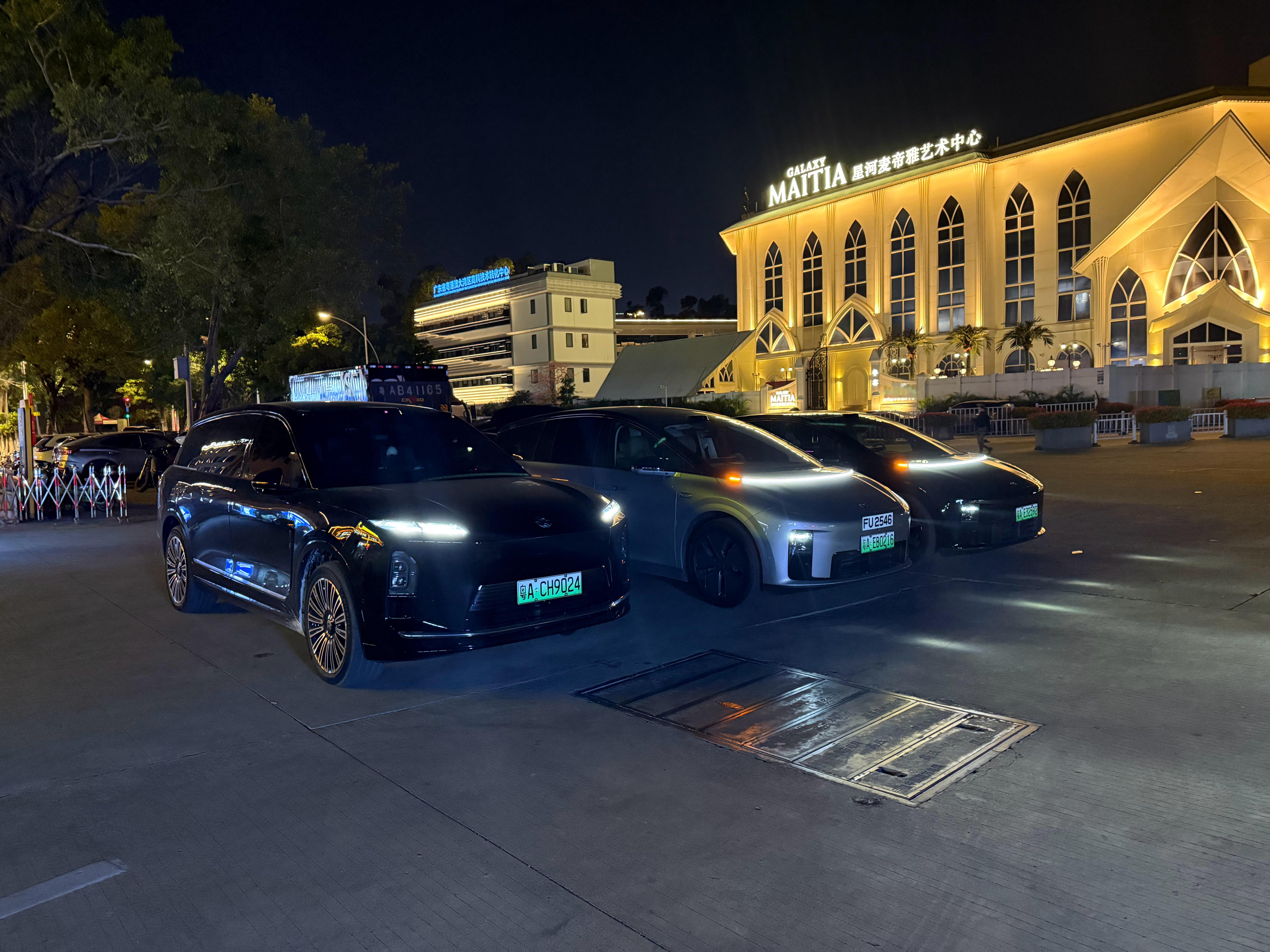 跟朋友干饭，开的车有 ES8、i8、i6，40w+、30w+、20w+，纯电不知