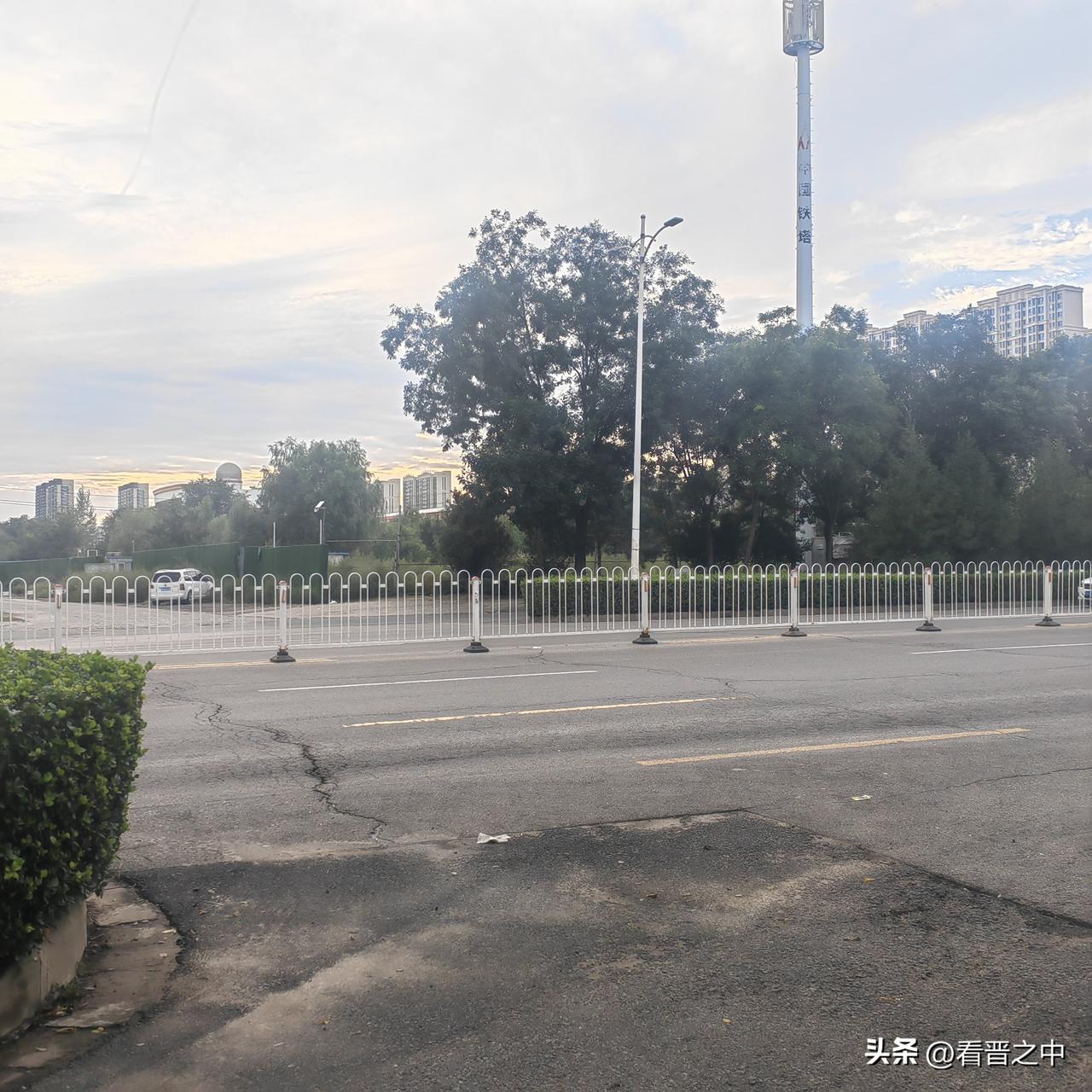 晋中正在进行城市田园建设，就是把城市空地荒地临时开发成农业用。
用来种庄稼种蔬菜