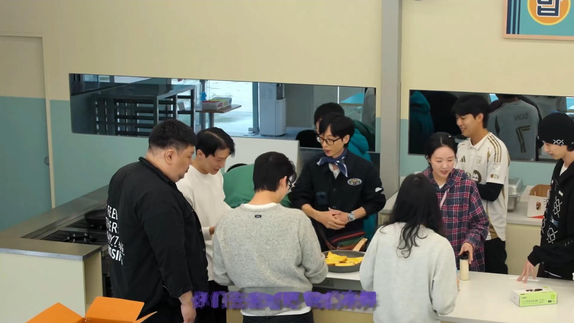 孙兴慜 捕捉到一个孙哥球迷：池艺恩的弟弟穿着球衣就上综艺了～ 