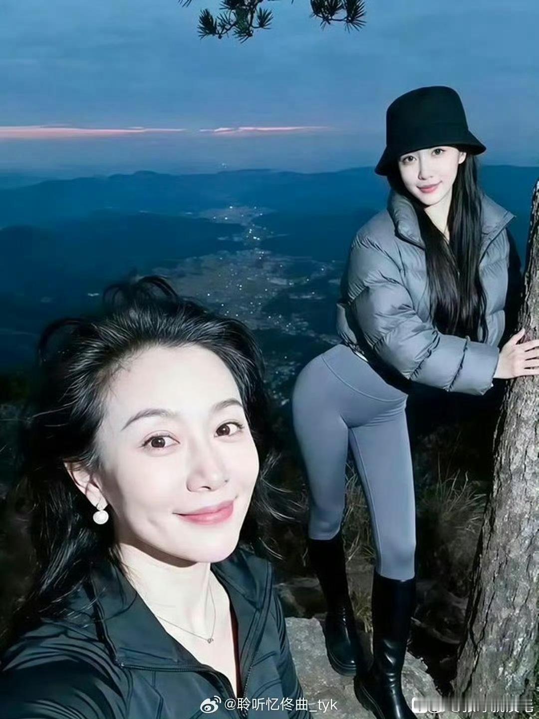 母女两人去爬山，你觉得哪个是母亲谁是女儿？？ ​​​