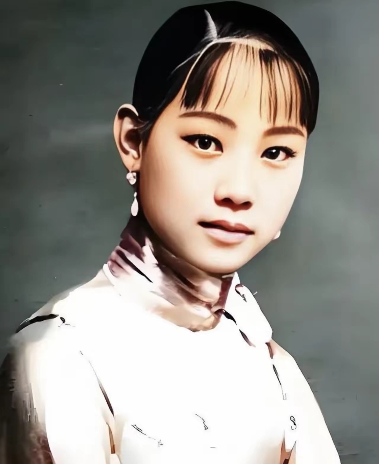 网传这张“抗日女英雄苗翠英”的老照片，真实主人居然是梅兰芳的夫人福芝芳！ 