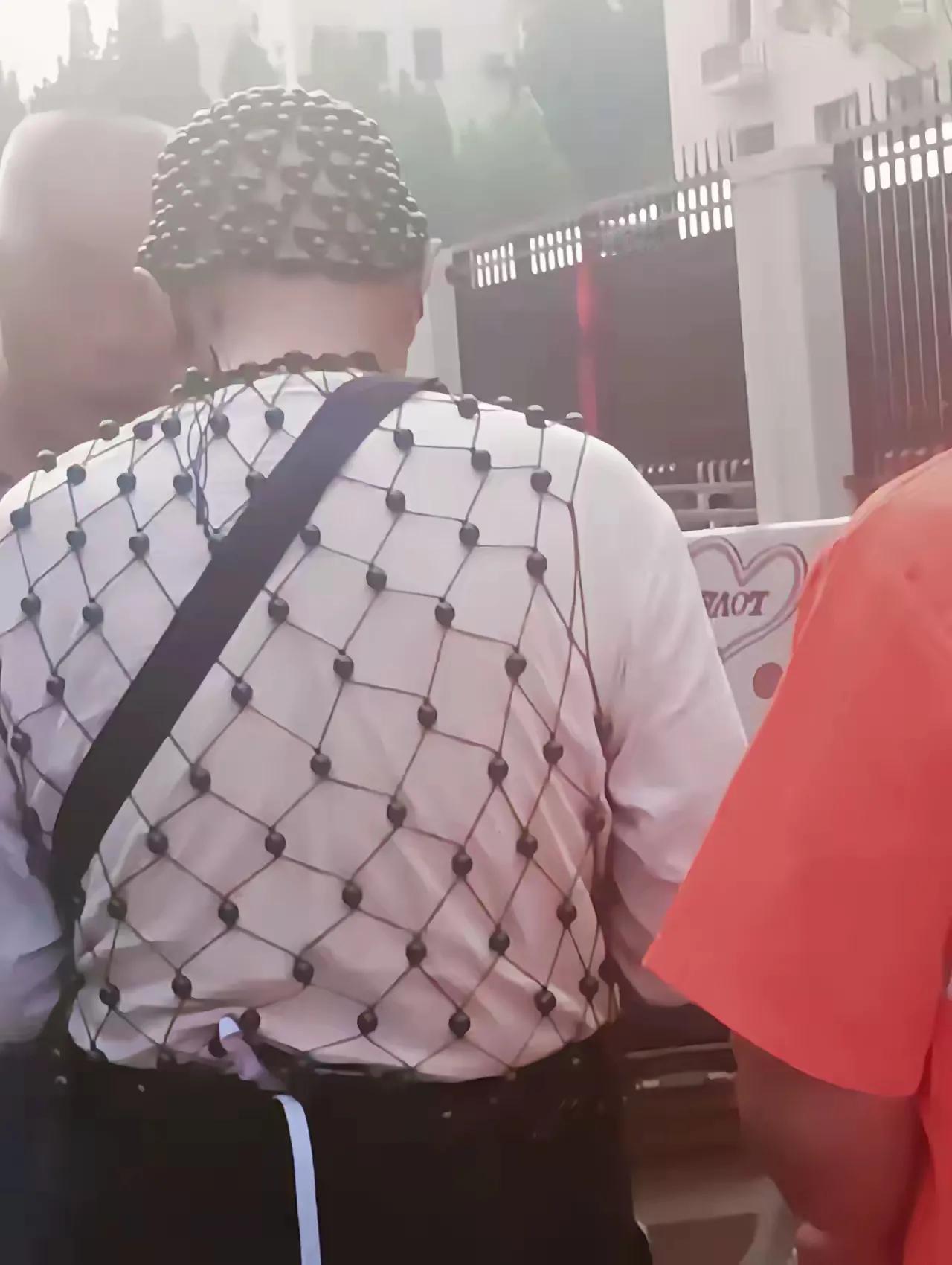 大叔身上这衣服好像哪里见过，想起来了，是困住高老猪身上的那件珍珠衣同款，难道你也