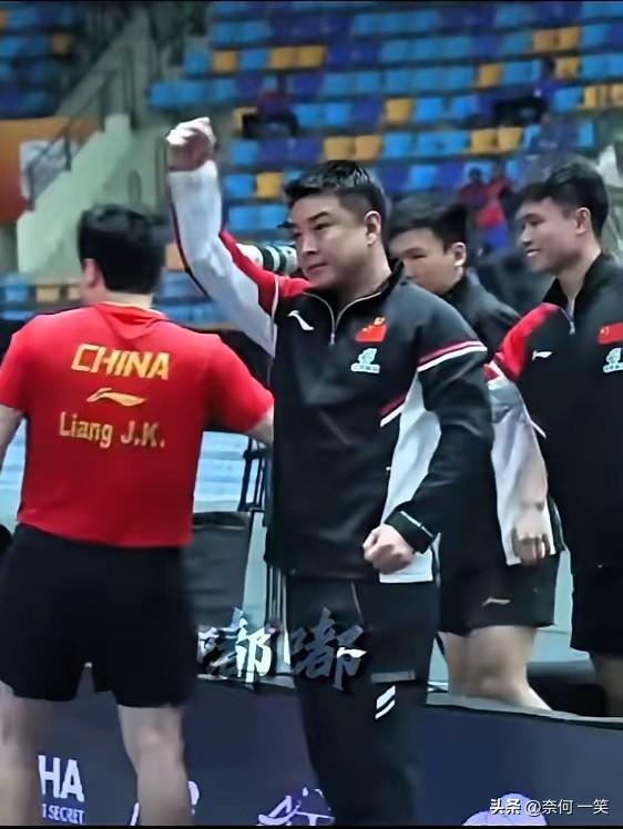 国乒的团魂强大
很震憾
也很炸裂
国乒在先失两局的情况下
小石头勇敢的站了出来