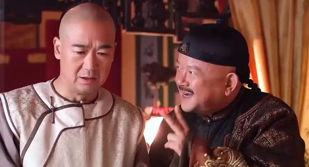 纪晓岚铁齿铜牙，其实根本不敢和和珅作对，两人差着十万八千里。

很多人看电视剧《