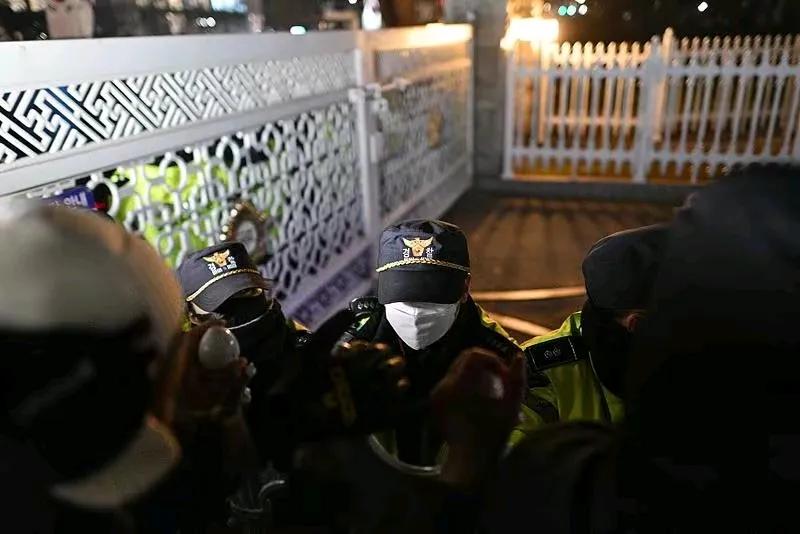 韩国总统尹锡悦在当地时间4日凌晨4时27分左右宣布：他接受国会的要求，将解除之前