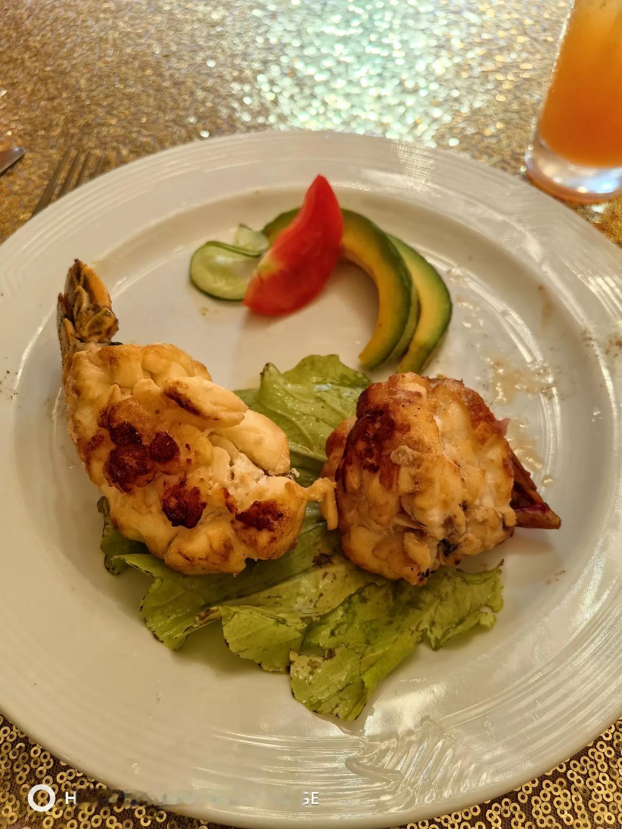 哈瓦那奥巴马餐厅的烤龙虾餐，还不错的！海鲜汤和国内味道差不多！图二挂墙上盖着美国