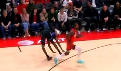 他去道歉了。
真的，他去了。
但那个躺在更衣室里，膝盖可能韧带撕裂的哥们儿，他的