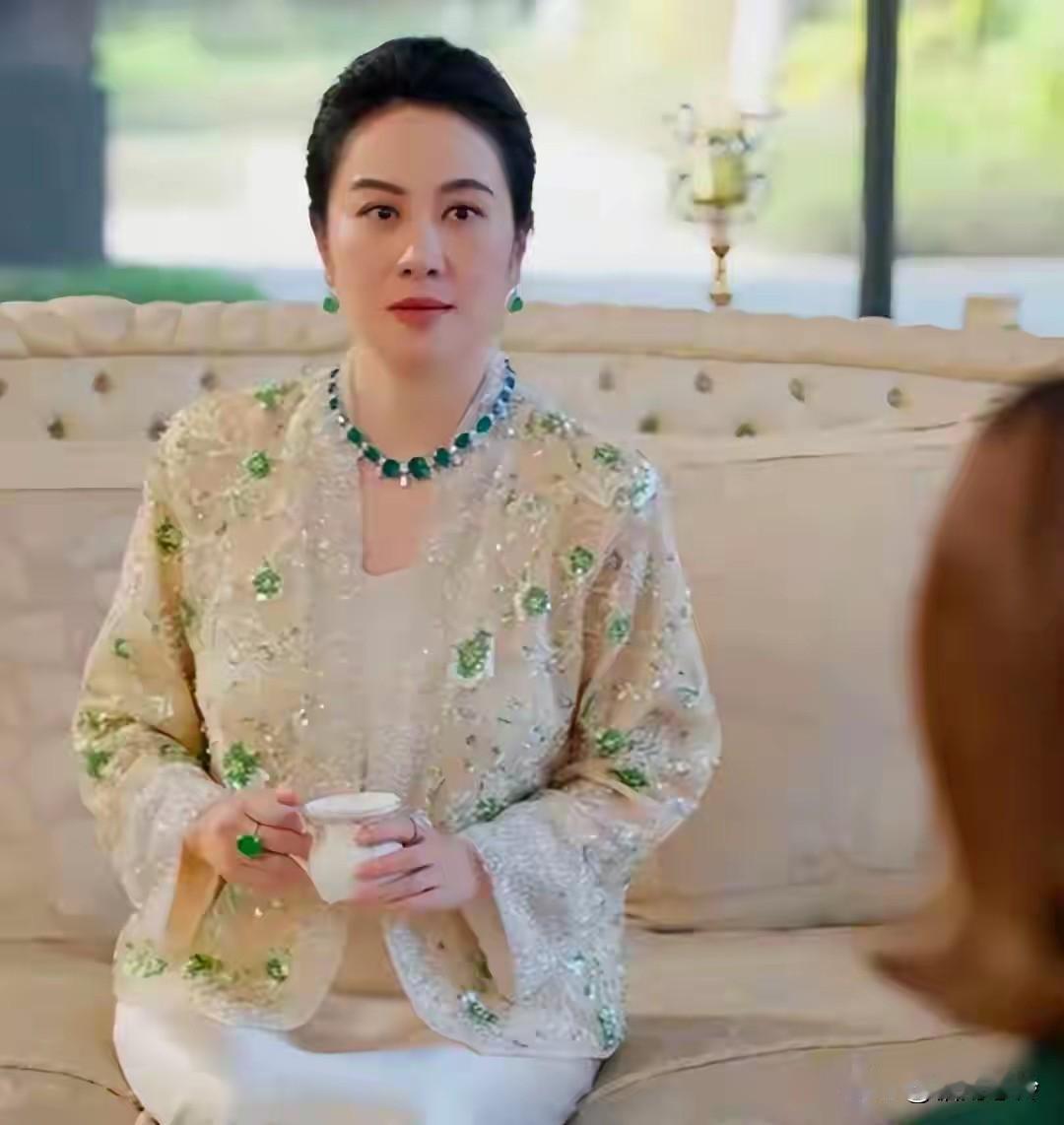 叶璇确实是耐看型美女。16年前她在《天下第一》里女扮男装演海棠，那叫一个英姿飒爽