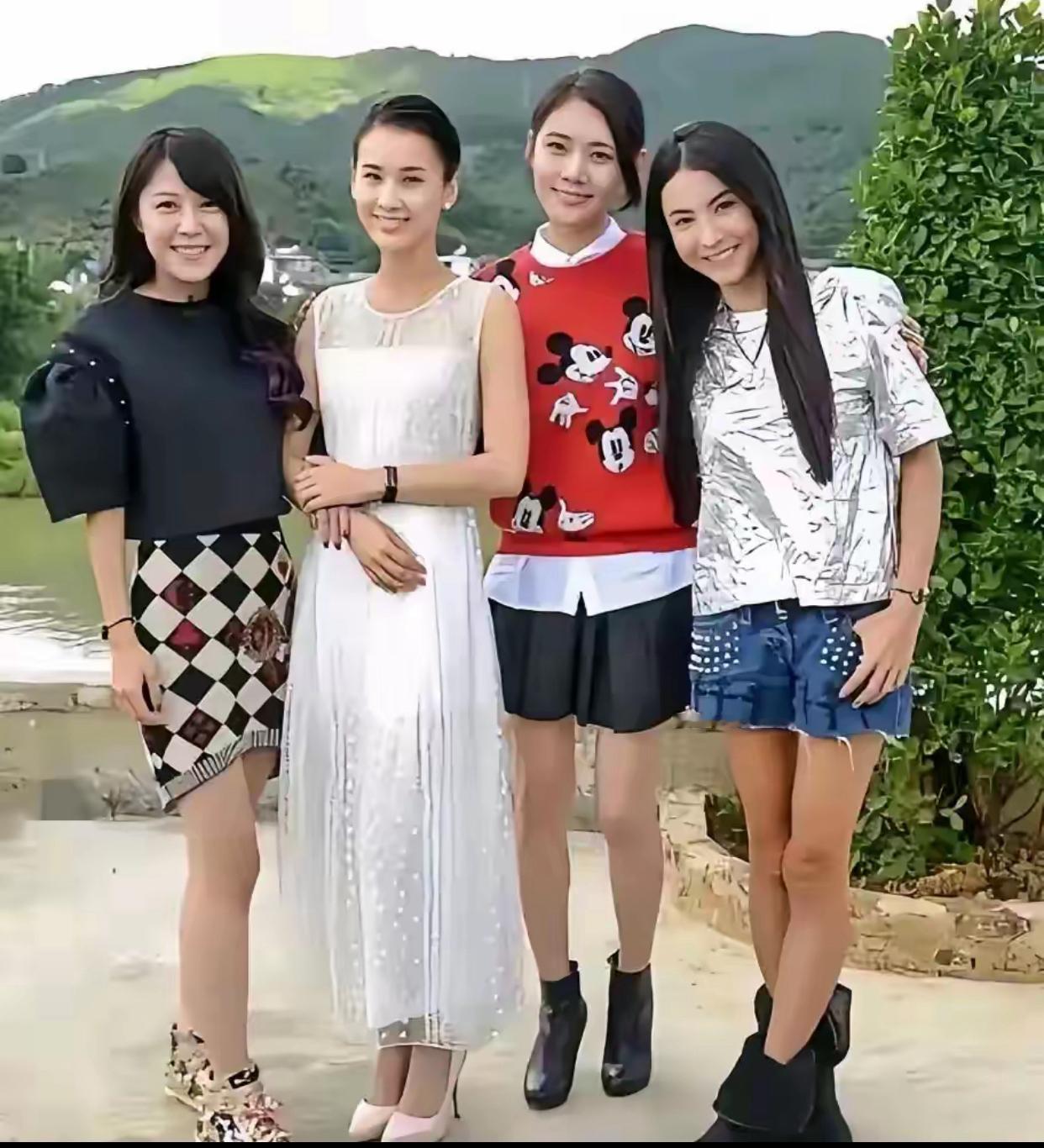4星同框：张柏芝长发垂肩，曲眉丰颊，笑意盈盈，略显矮胖；韩星秋瓷炫纤秾合度，目若