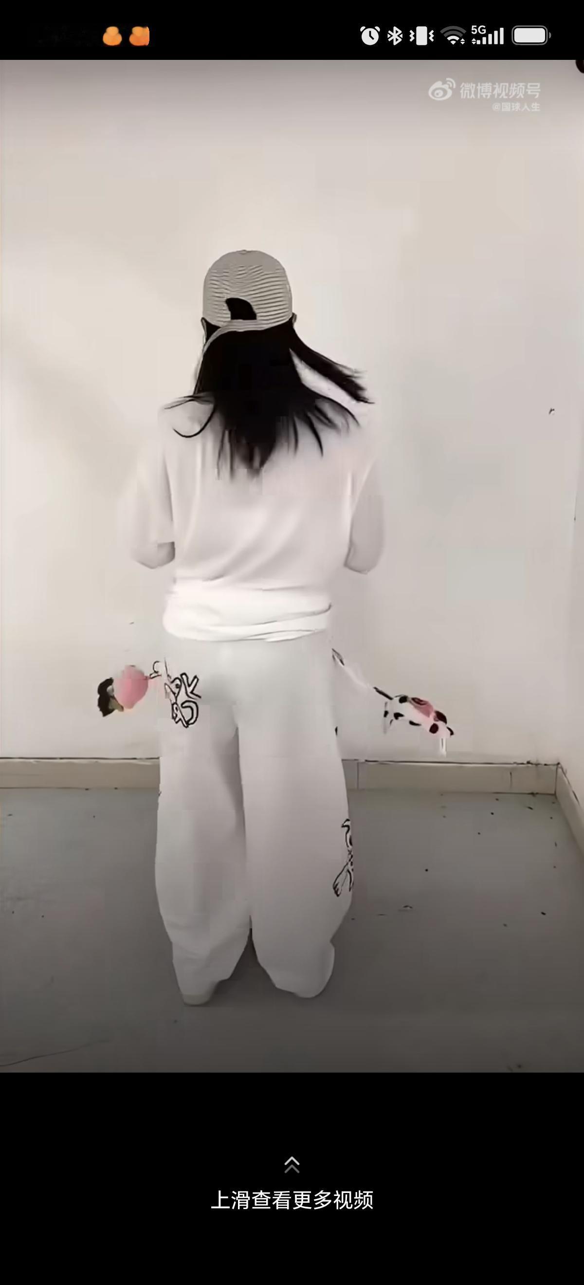 全红婵身穿白色休闲装跳舞，感觉全红婵越来越漂亮了，长大了会穿搭还瘦了不少。白色的