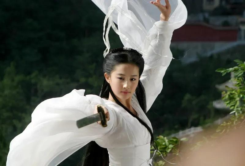 刘亦菲的什么最吸引你 刘亦菲最吸引我的，当属她那一眼万年的独特气质。她不是千篇一