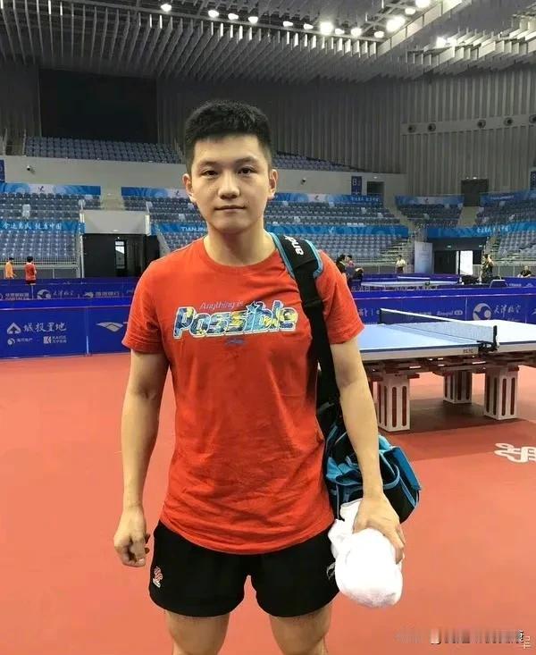 樊振东绝对是国乒的奇才，年仅16岁，他首次参加全运会便大放异彩，摘得桂冠。次年，