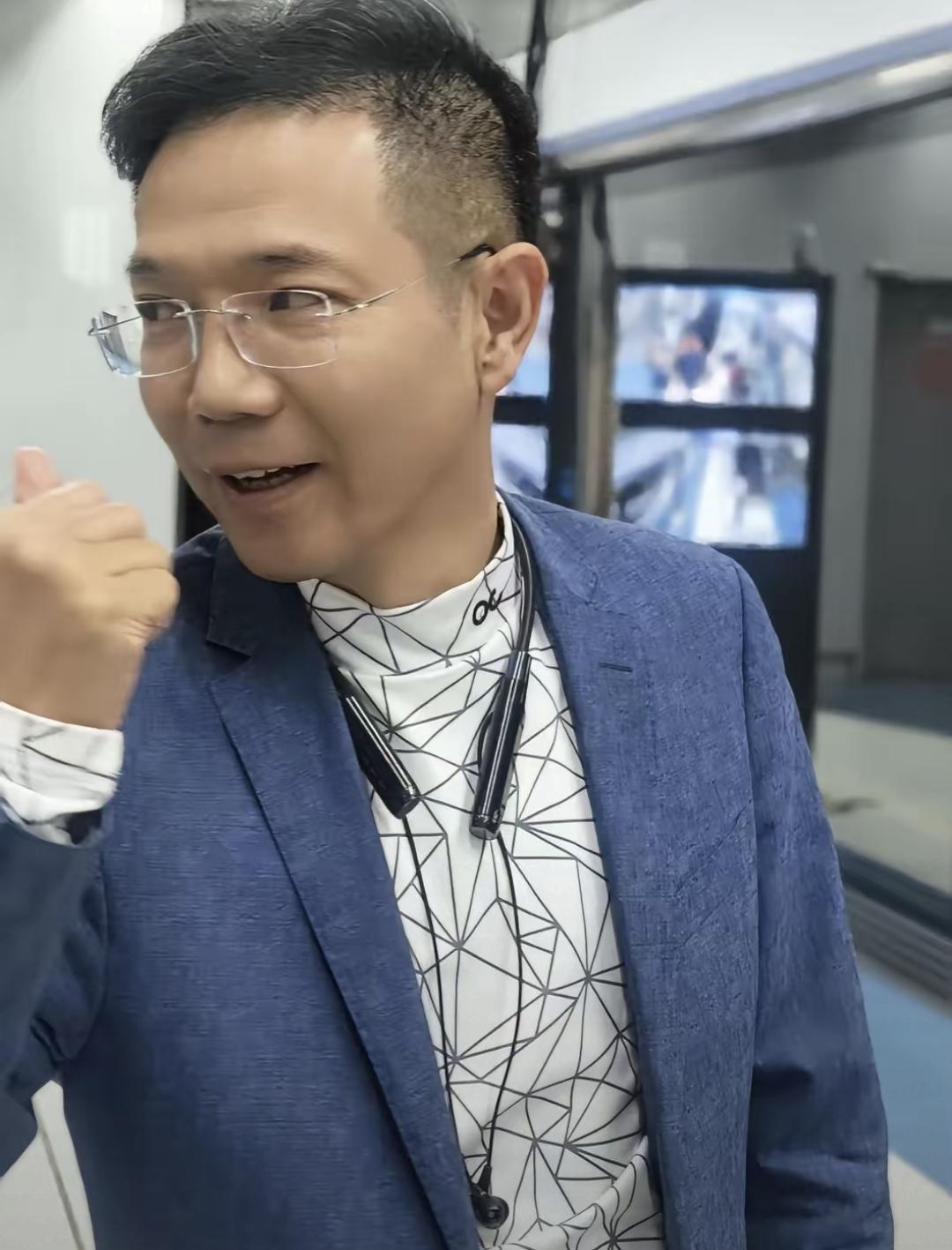 最近有个律师叫李圣，接手一个叫申红良的案子后突然火了，网上多了二十多万粉丝。这事