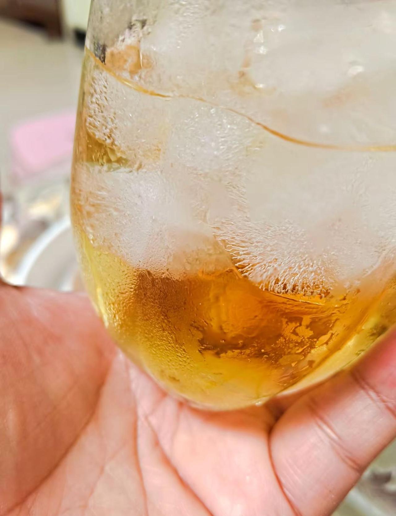 做自己就好。认识你的时候我17岁 现在我已47岁了 这手一搭就是30年 行囊羞涩