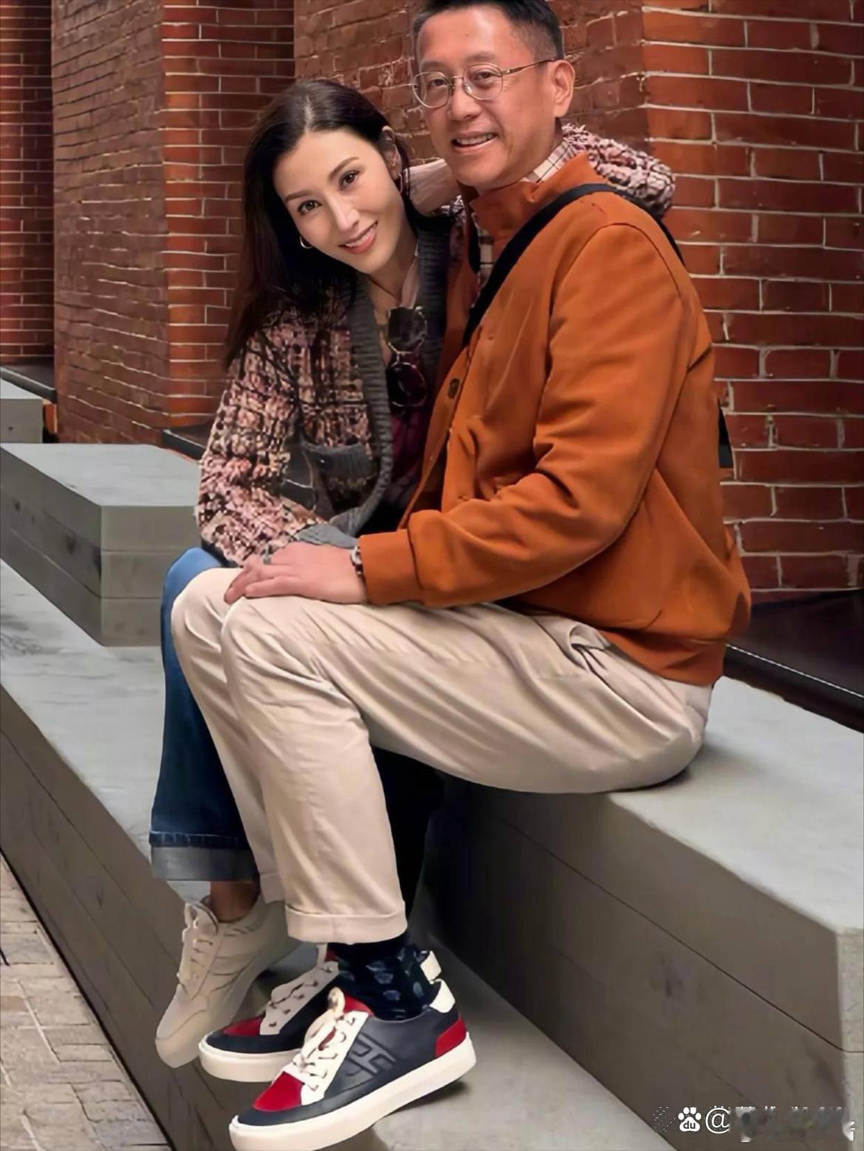 李嘉欣和许晋亨在上海旅游时，由助理帮忙拍了合影，庆祝他们结婚15周年，两人依然非