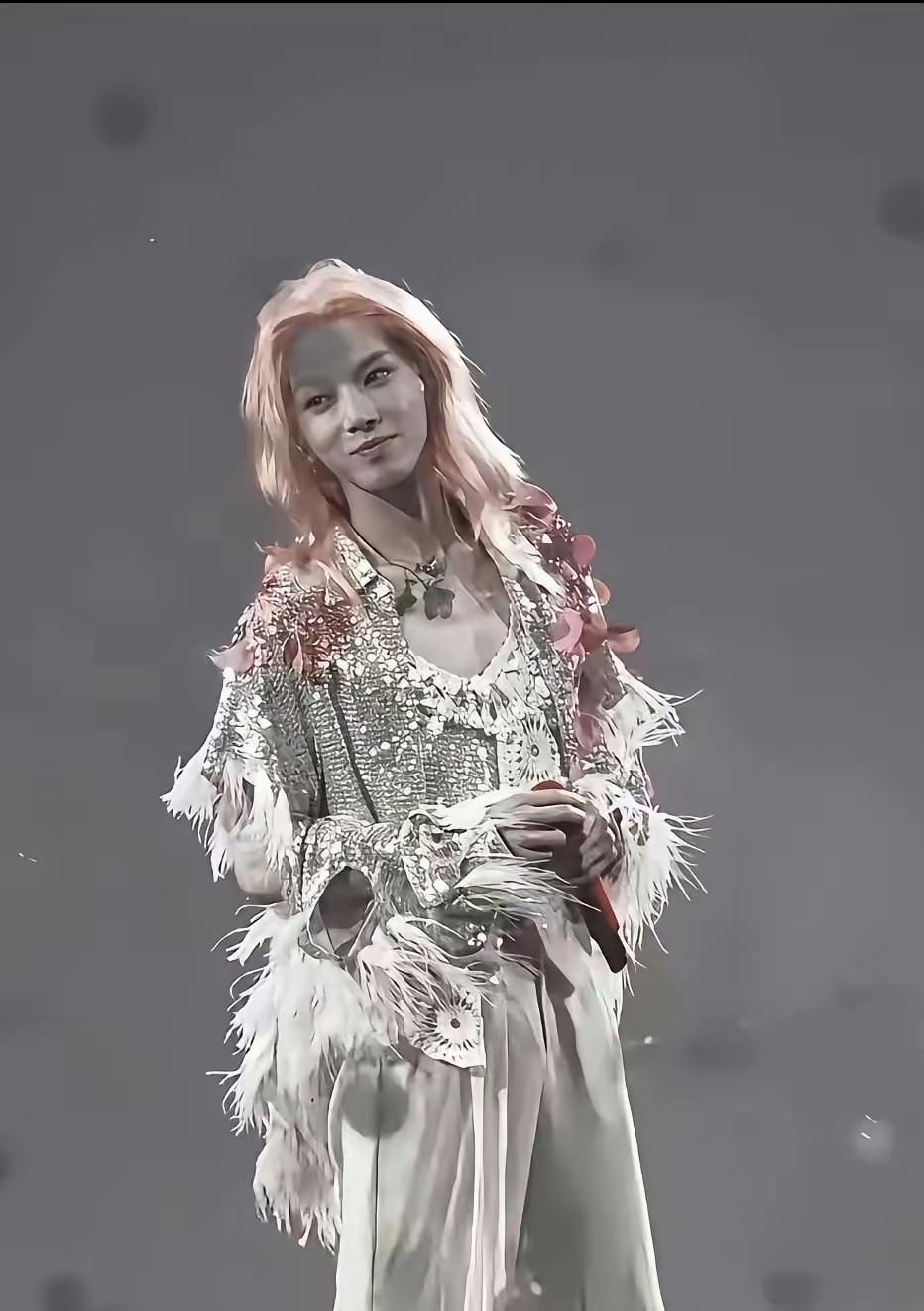 哇，他的气质越来越偏柔美，骨子里像是藏着一份女性化的憧憬。
照这个状态看，感觉他