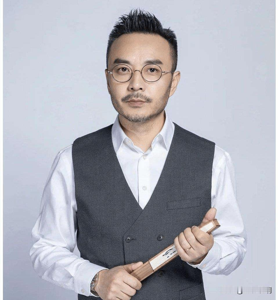 汪涵草根逆袭，从一名中专生成长为台柱子…
 
汪涵原名汪建刚，1974年4月7日