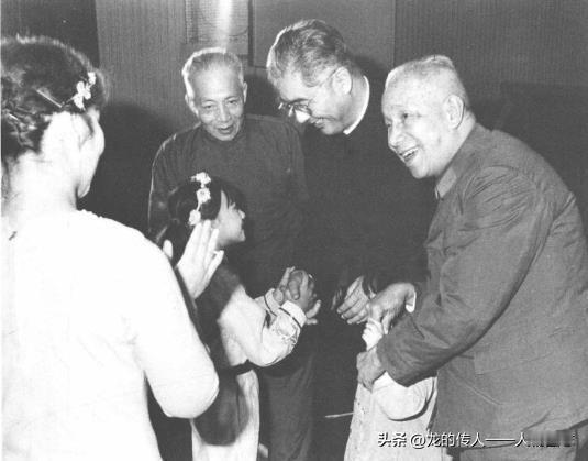 1980年春节，陈丕显(右三)和荣毅仁(右二)、粟裕(右一)在湖北武汉与演员亲切