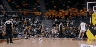 崔永熙拉拽冯傲上篮被裁判判罚违体犯规，这个判罚有争议吗？
昨晚广东队和新疆队这场