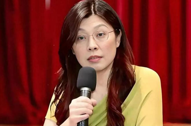 一分不多，一分不少，不增不减！这是郑丽文对九二共识的坚持。她也明确表态反对“台独