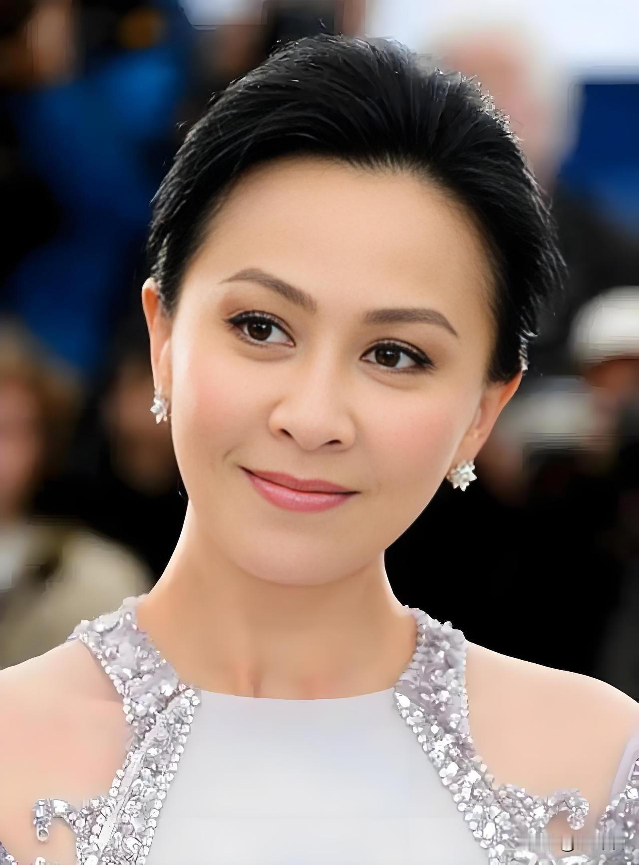 刘嘉玲出手太大方了。虽然自己没有生孩子，但是认了胡军的儿子当干儿子，为了对得起胡