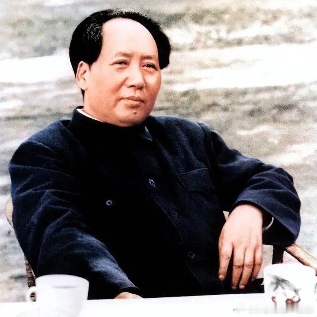 【时隔半个世纪，人民为什么依然喊“毛主席万岁”】      今年是毛主席逝世五十
