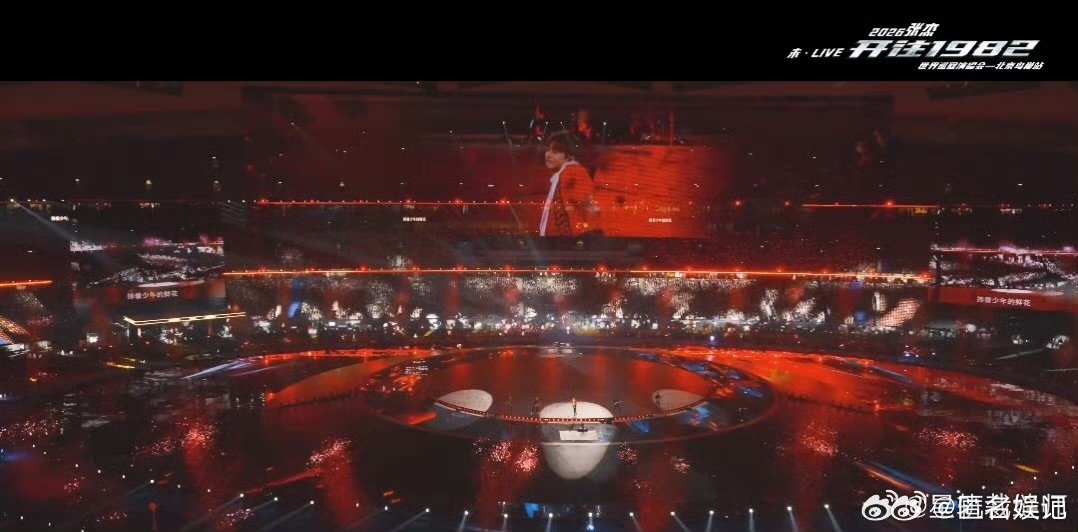 张杰舞台大屏灯光默契配合 张杰斗转星移够不够夯每一首歌都有专属灯光和大屏画面，张