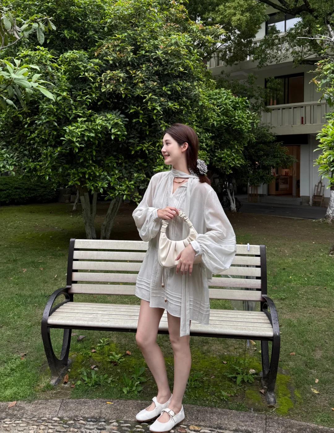 White Out. 🤍
春夏不费力出门，
一身白，一双羊皮玛丽珍，
舒适自在