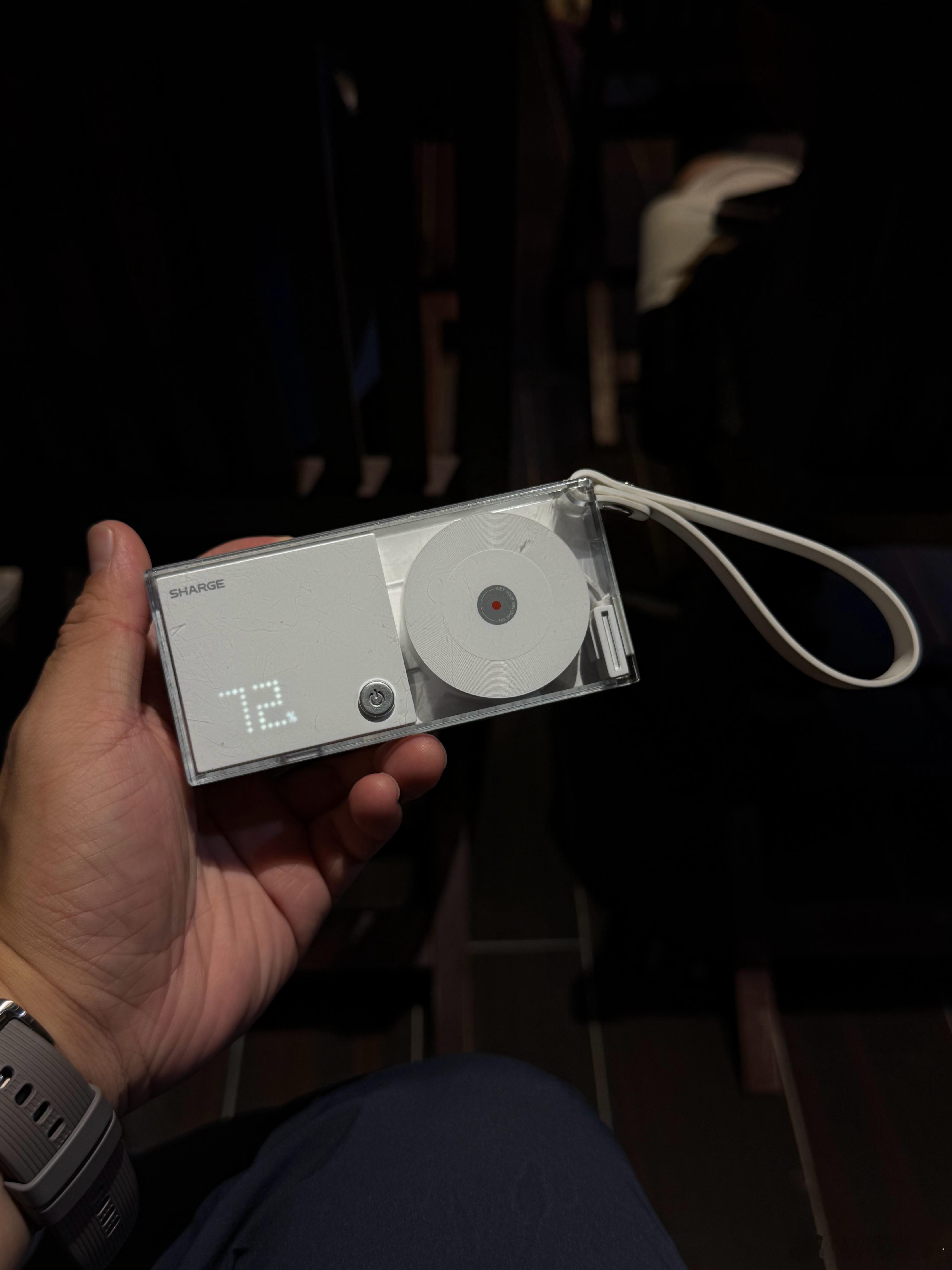 闪极这个移动电源的确好用，有插头，自带线出门去哪都带着但是！直角太多了，碰到身体