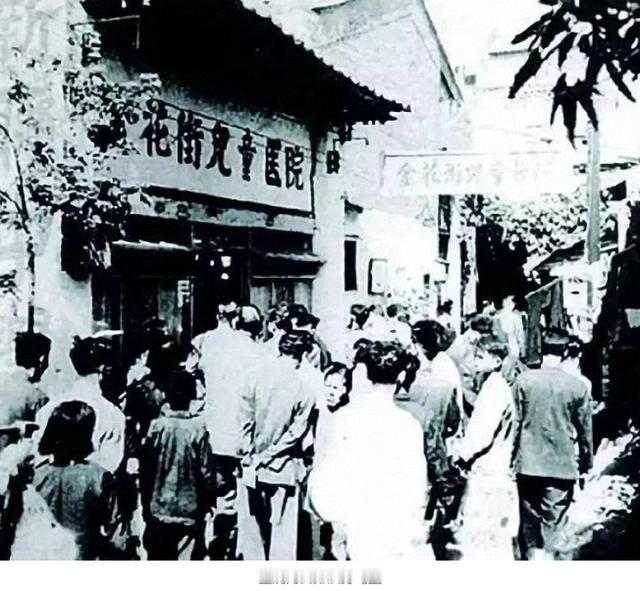 1960年代街头巷尾最抢手的东西是什么？不是紧缺的粮油布匹，而是一只活公鸡。家家