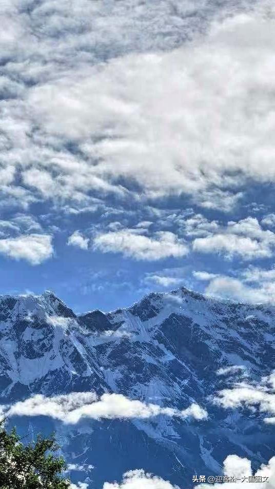[助威彩旗][烟花]雪山云海间，静享大自然的壮丽与宁静。