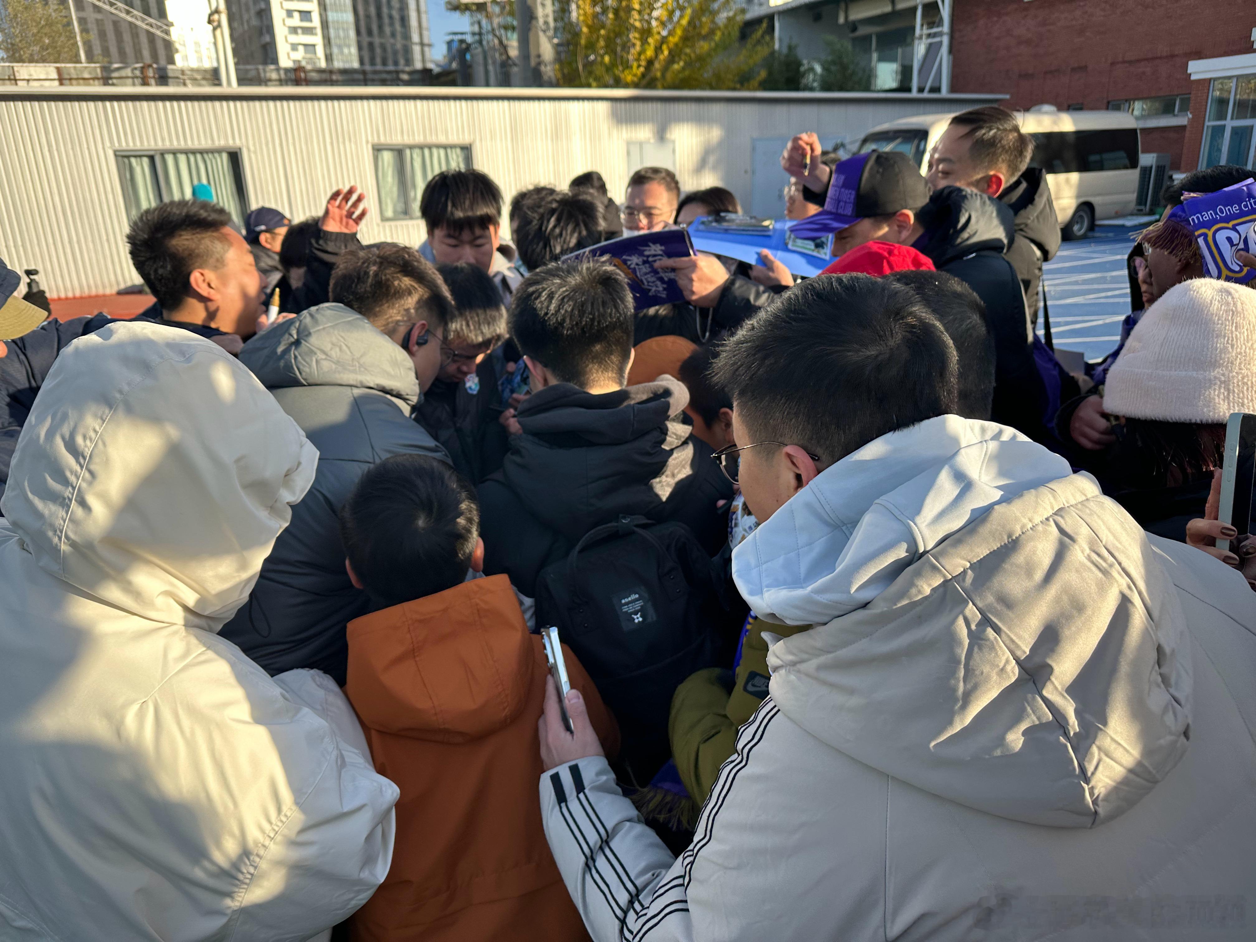 今天冷，下午的球迷开放活动，俱乐部专门给大家熬了姜茶带到现场。⬇️⬇️于指导在哪