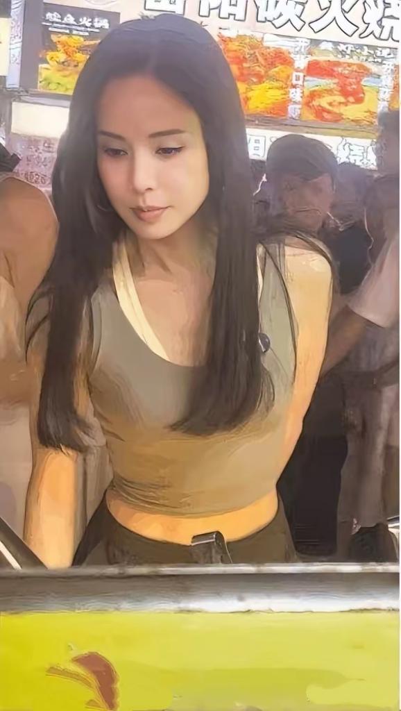 李若彤逛长沙夜市照片传疯了
她哪里像60，说20也不违和！查了下她的保养秘笈，恍