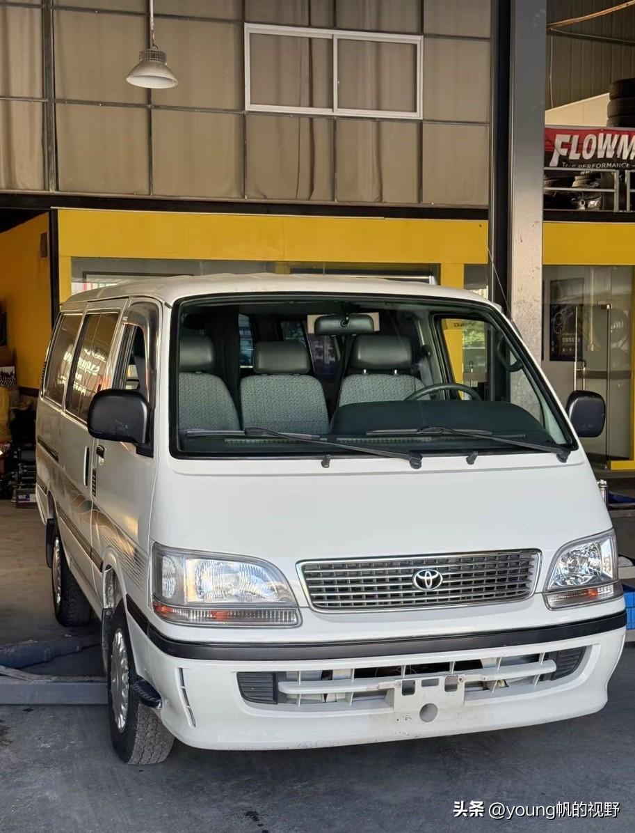 有网友展示了一款非常经典的丰田海狮面包车。从外观来看，这款面包车的年限应该是已经