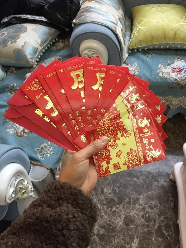 近日广东汕头，宝宝还没出生，家长就拿着B超单开始“逗利是”，用纸张代替宝宝认真磕