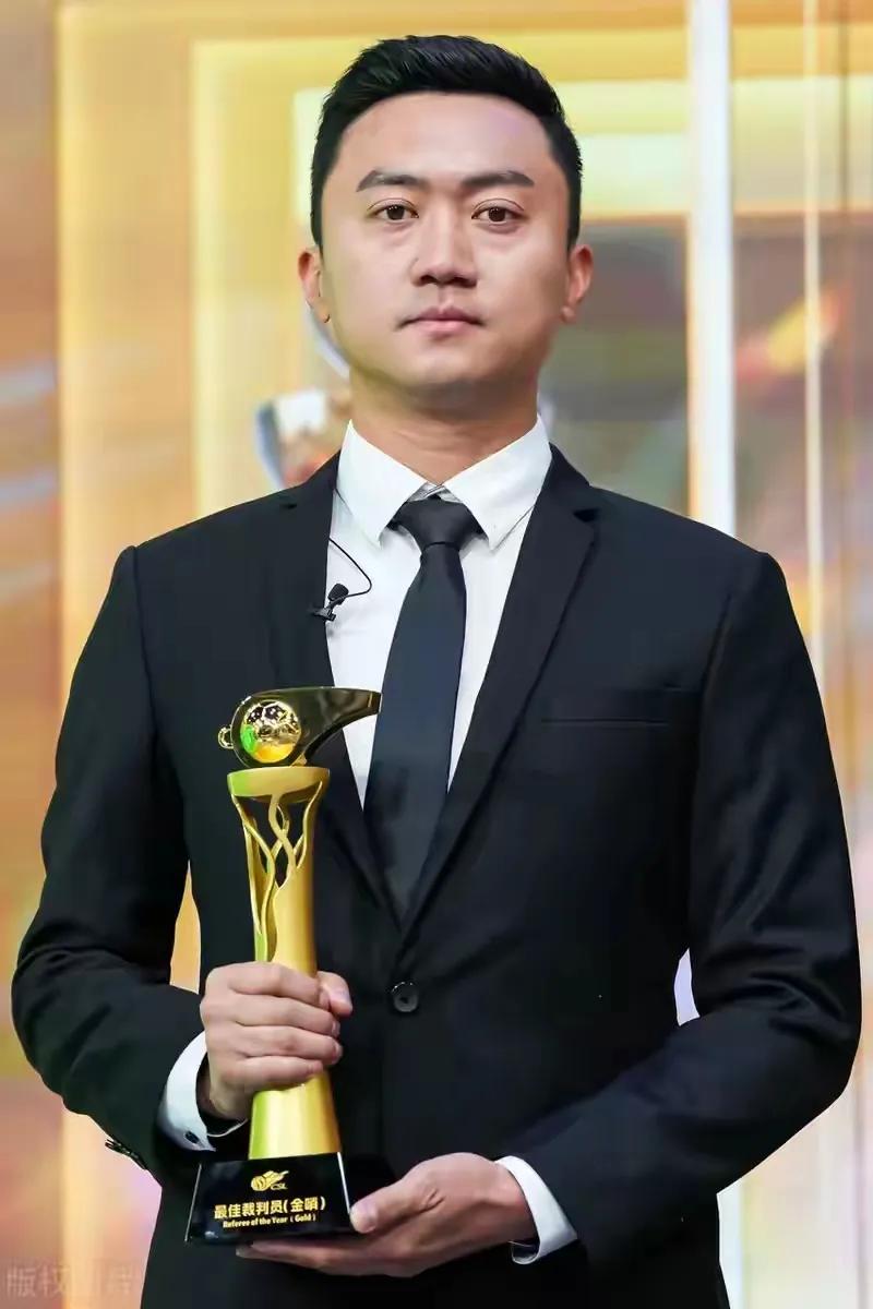 中立球迷客观说说海港进球被吹
首先这是一次极具争议的判罚，过程是海港边路传中，进