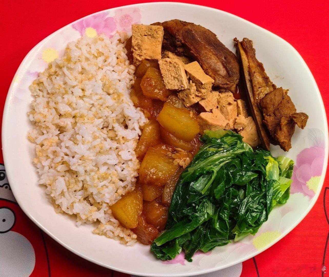 今天餐盘有肉吃，对，是昨天说的扇子骨，有网友说，我为什么青睐扇子骨，因为它比较瘦